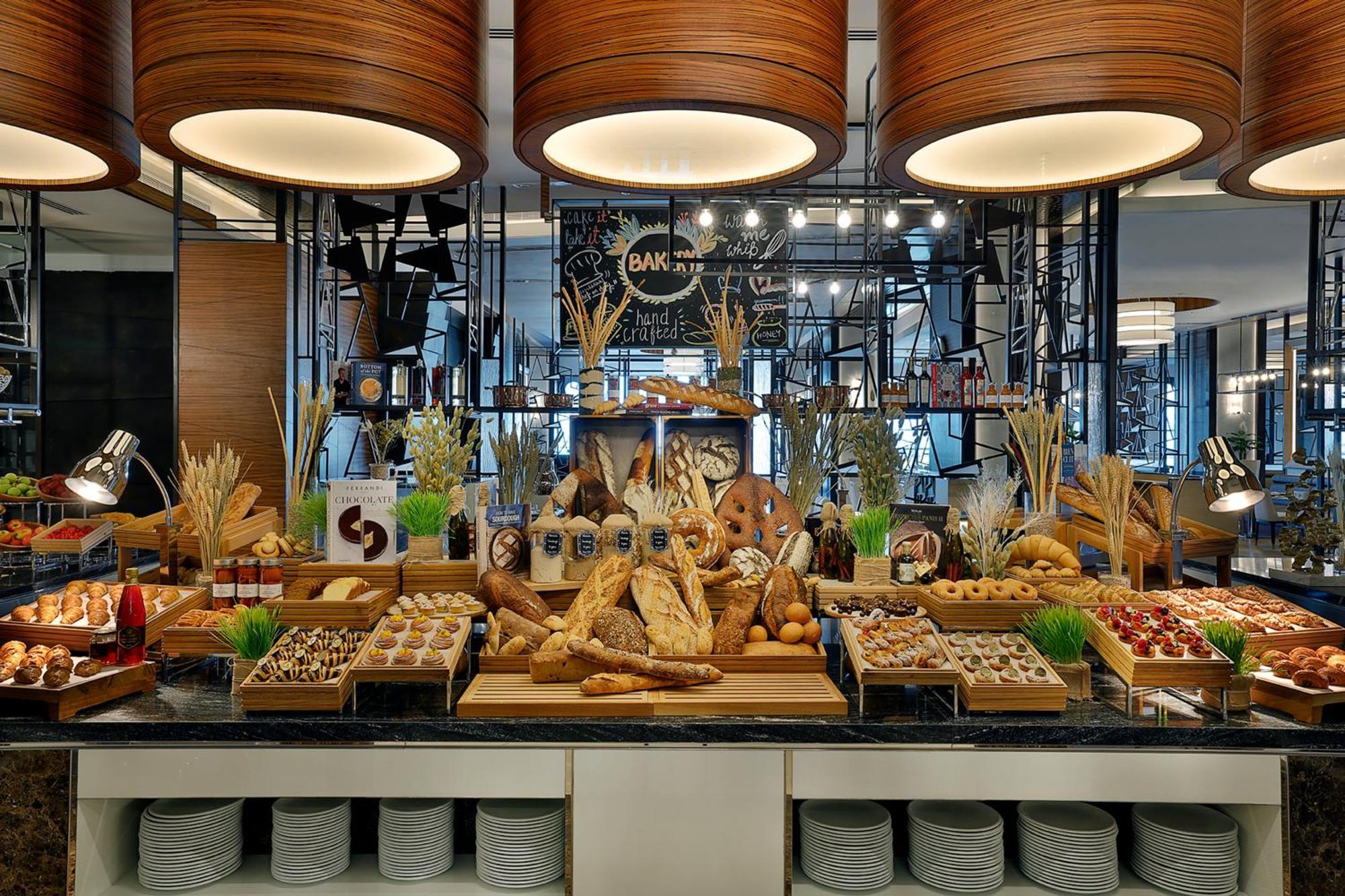 Hilton Dubai Palm Jumeirah Ngoại thất bức ảnh Bread station at a buffet
